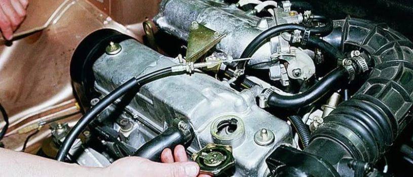 Сколько масла в двигатель 2115. Моторное масло ВАЗ 2115. Куда заливать масло в двигатель ВАЗ 2115. ВАЗ 2115 объёмоммасла в двигателе. ВАЗ 2115 масло в двигатель 1 литр.
