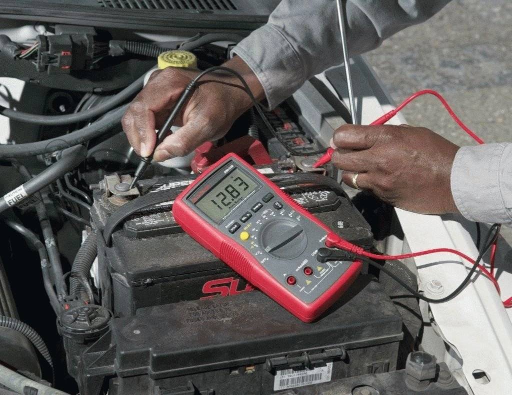 Какое напряжение должно быть на заряженном аккумуляторе автомобиля, сколько вольт? | tuningkod