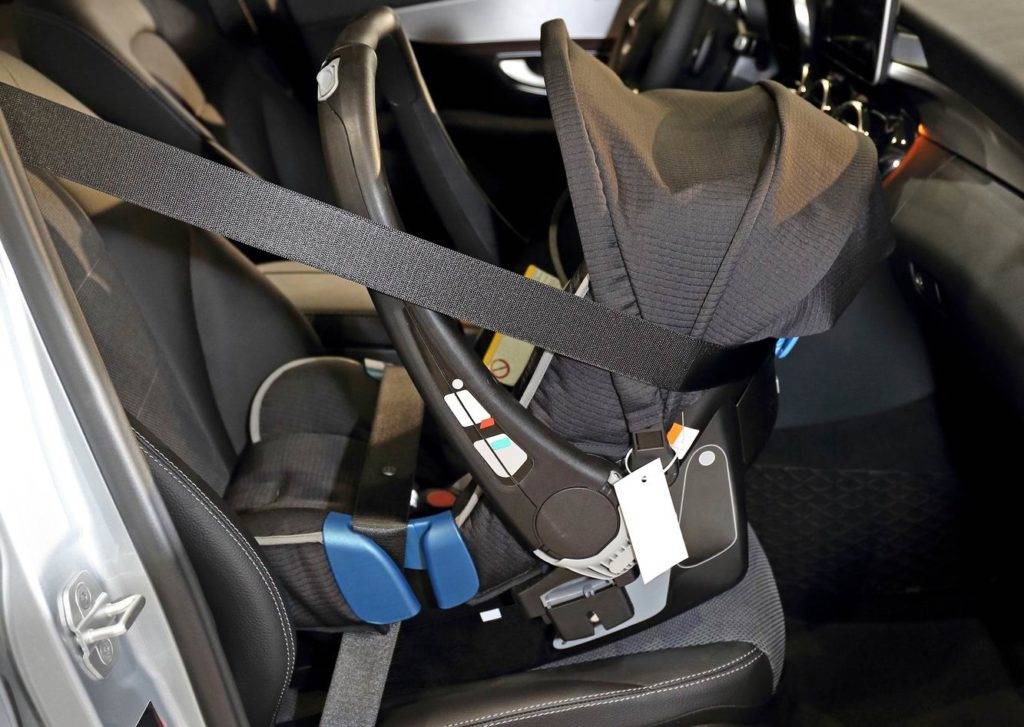 Как крепить детское автокресло в машине правильно