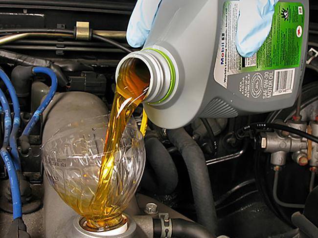 Можно ли лить в бензиновый двигатель дизельное масло