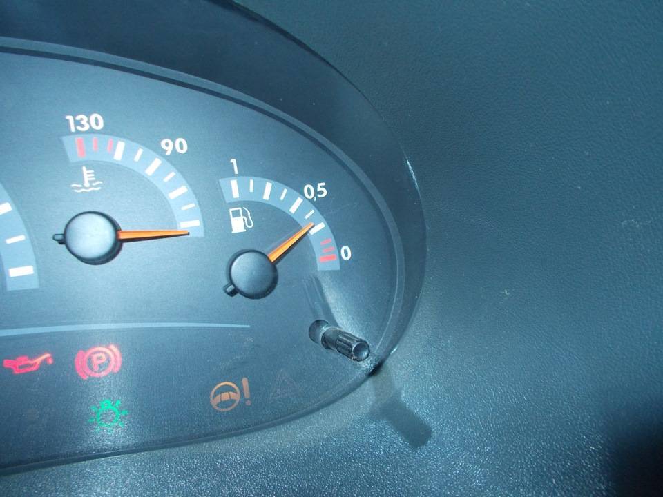 Датчик бензина неправильно показывает уровень топлива, возможные причины неисправности