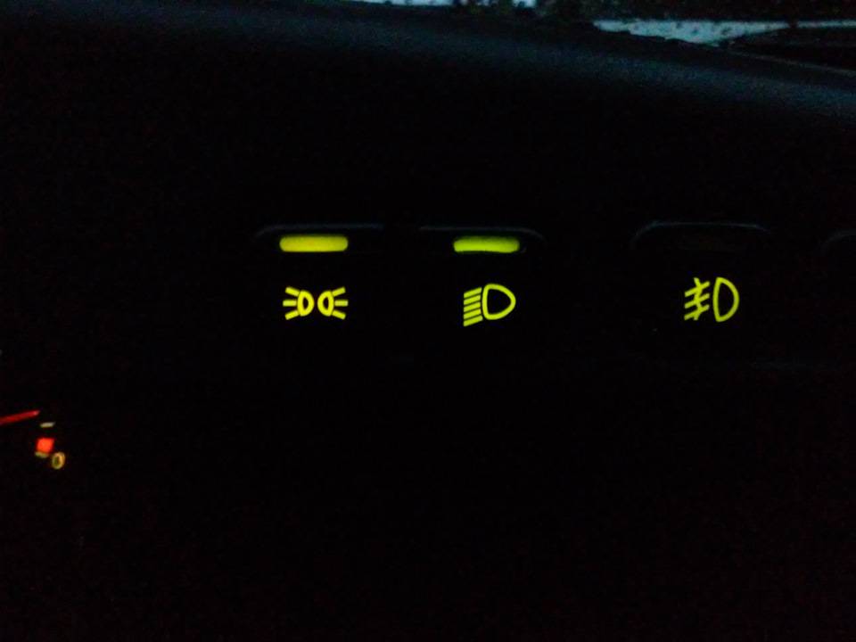 Как включается ближний свет фар на ВАЗ-2114, помогите?