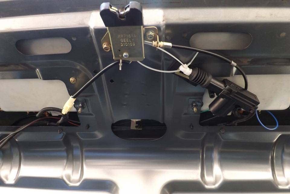Как установить электропривод багажника?