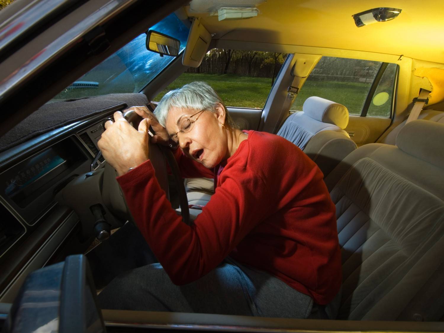 Как не уснуть за рулем ночью на трассе: проверенные средства