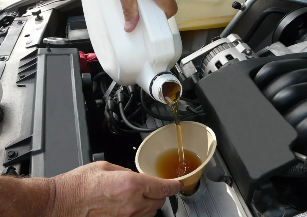Как происходит замена масла в двигателе, нужно ли промывать, интервал и объем