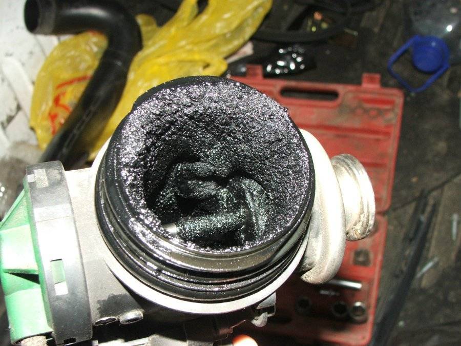 Почему появилось масло в воздушном фильтре на 16 клапанной ВАЗ-2112: причины и ремонт
